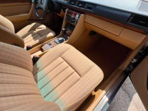 Immagine 23/36 di Mercedes-Benz 300 E 4-Matic (1989)