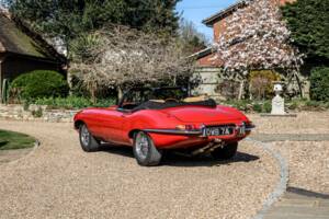 Image 12/41 de Jaguar E-Type (1968)