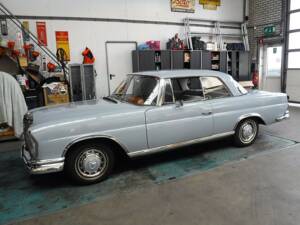 Image 16/50 de Mercedes-Benz 220 SE b (1963)
