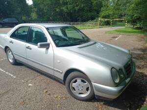 Image 4/7 de Mercedes-Benz E 240 (1998)