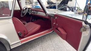 Image 13/24 of Mercedes-Benz 280 SL (1968)