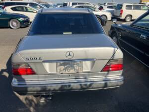 Immagine 7/44 di Mercedes-Benz E 500 (1993)