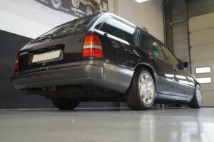 Bild 32/50 von Mercedes-Benz E 280 T (1994)