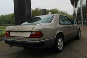 Bild 8/8 von Mercedes-Benz 230 CE (1991)