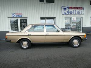 Image 7/19 of Mercedes-Benz 200 (1983)