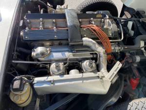 Image 30/42 de Jaguar E-Type (1970)