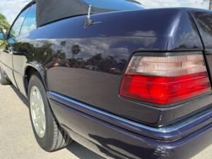 Image 29/30 of Mercedes-Benz E 200 "Final Edition" (1997)