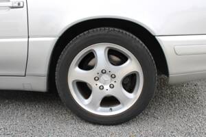 Image 24/50 of Mercedes-Benz SL 320 (2001)