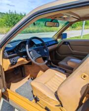 Image 19/42 of Mercedes-Benz 300 CE (1988)
