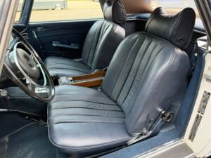 Image 9/19 of Mercedes-Benz 280 SL (1971)
