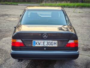 Bild 24/26 von Mercedes-Benz 300 E (1991)