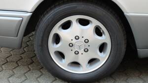 Image 55/74 of Mercedes-Benz E 320 (1997)