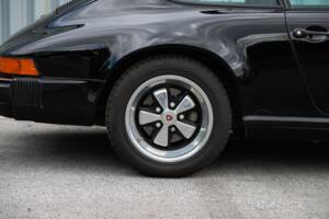 Image 17/108 de Porsche 911 Carrera 3.2 (1989)