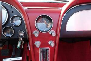 Immagine 17/35 di Chevrolet Corvette Sting Ray Convertible (1965)