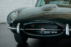 Image 4/50 de Jaguar E-Type (1970)