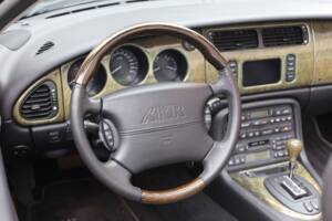 Immagine 16/45 di Jaguar XKR (2001)