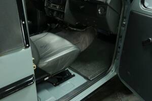 Immagine 24/50 di Mercedes-Benz 230 GE (SWB) (1993)