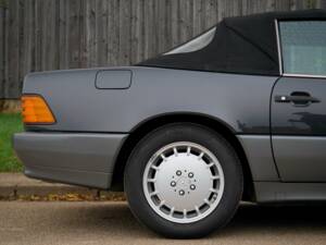 Imagen 3/28 de Mercedes-Benz 500 SL (1990)