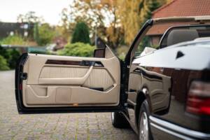 Image 27/83 de Mercedes-Benz E 220 (1996)