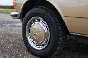 Image 11/33 of Mercedes-Benz 230 CE (1985)