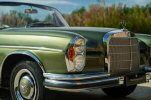 Image 21/50 of Mercedes-Benz 220 SE b (1964)