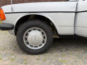 Bild 31/34 von Mercedes-Benz 250 lang (1983)
