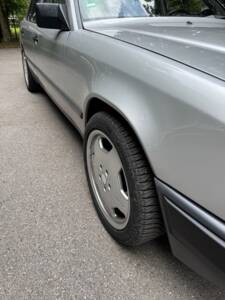 Image 30/32 of Mercedes-Benz 230 E (1987)