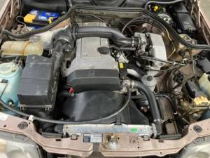 Immagine 13/13 di Mercedes-Benz E 220 (1994)