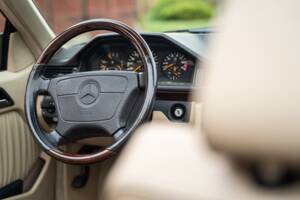 Image 40/83 de Mercedes-Benz E 220 (1996)