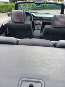 Image 18/29 of Mercedes-Benz E 200 (1995)