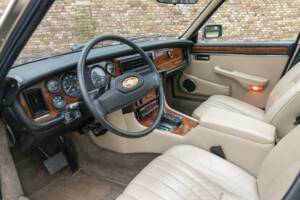 Image 3/50 of Jaguar XJ 12 (1987)