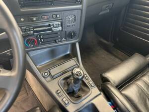 Immagine 28/50 di BMW 325i Touring (1992)