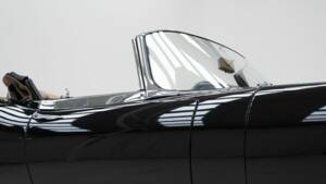Image 13/15 of Jaguar E-Type (1969)