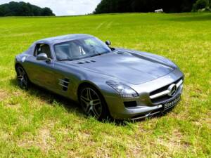 Mercedes-Benz SLS AMG  Coupé Flügeltürer alubeam silver (MB 047) 2010