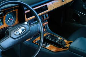 Image 16/47 of Jaguar XJ-SC 5.3 (1987)