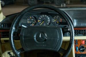 Bild 32/43 von Mercedes-Benz 380 SE (1984)
