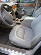 Image 2/8 of Jaguar XJ6 3.2 Executive (1996)