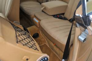 Image 24/33 of Mercedes-Benz 230 CE (1985)