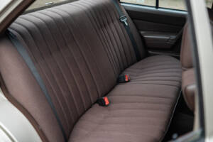 Image 35/77 de Mercedes-Benz 190 E 2.3 (1988)