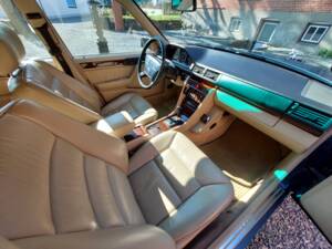 Bild 10/15 von Mercedes-Benz E 300 T 4MATIC (1994)