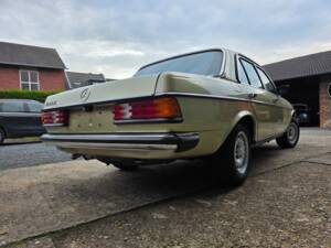 Image 22/73 of Mercedes-Benz 230 E (1985)