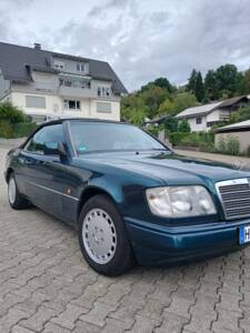 Image 4/29 of Mercedes-Benz E 200 (1995)