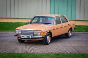 Image 2/32 of Mercedes-Benz 250 (1978)