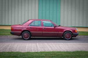 Immagine 4/23 di Mercedes-Benz 200 E-16 (1993)