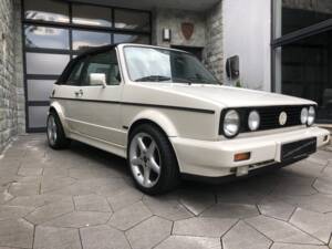 Immagine 6/22 di Volkswagen Golf Mk I Convertible 1.8 (1989)