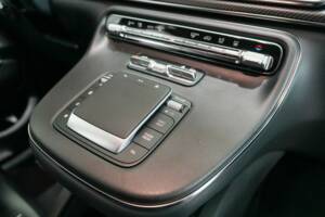 Image 17/35 of Mercedes-Benz V 300 d 4MATIC (2025)