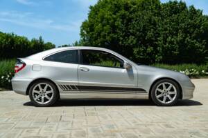 Image 5/50 of Mercedes-Benz C 320 Sportcoupé (2003)
