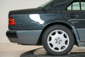 Image 11/32 of Mercedes-Benz 500 E (1992)