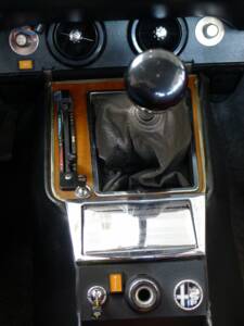 Image 5/42 of Alfa Romeo 2000 GT Veloce (1975)