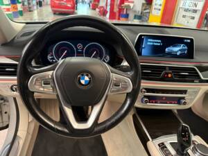 Bild 13/23 von BMW 730d (2016)